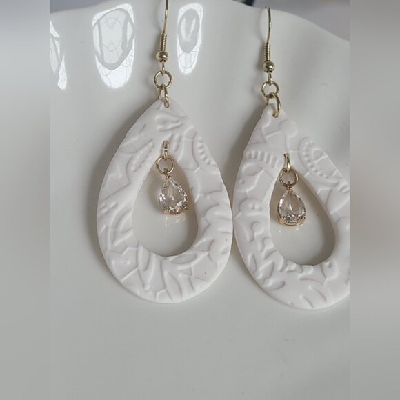 Gorgeous White Lightweight Gold Plated Pearl Drop Dangle Crystal Earring - Picture 4 of 8